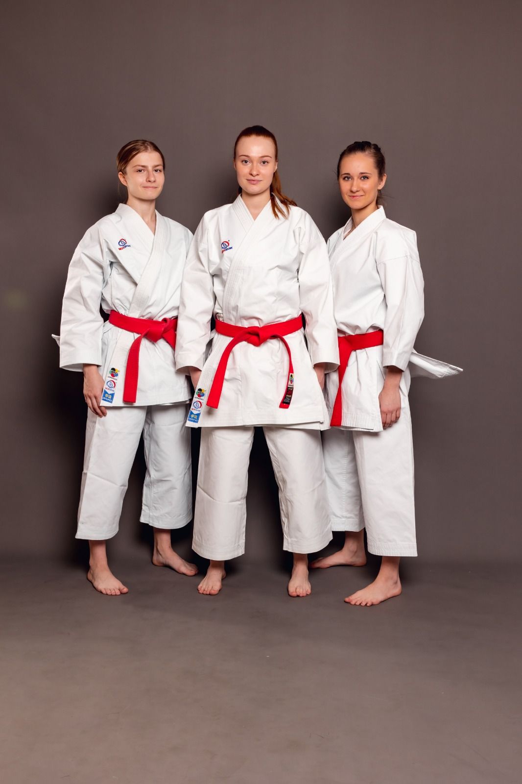Αθλήτριες BEST SPORT με karate gi και κόκκινες ζώνες