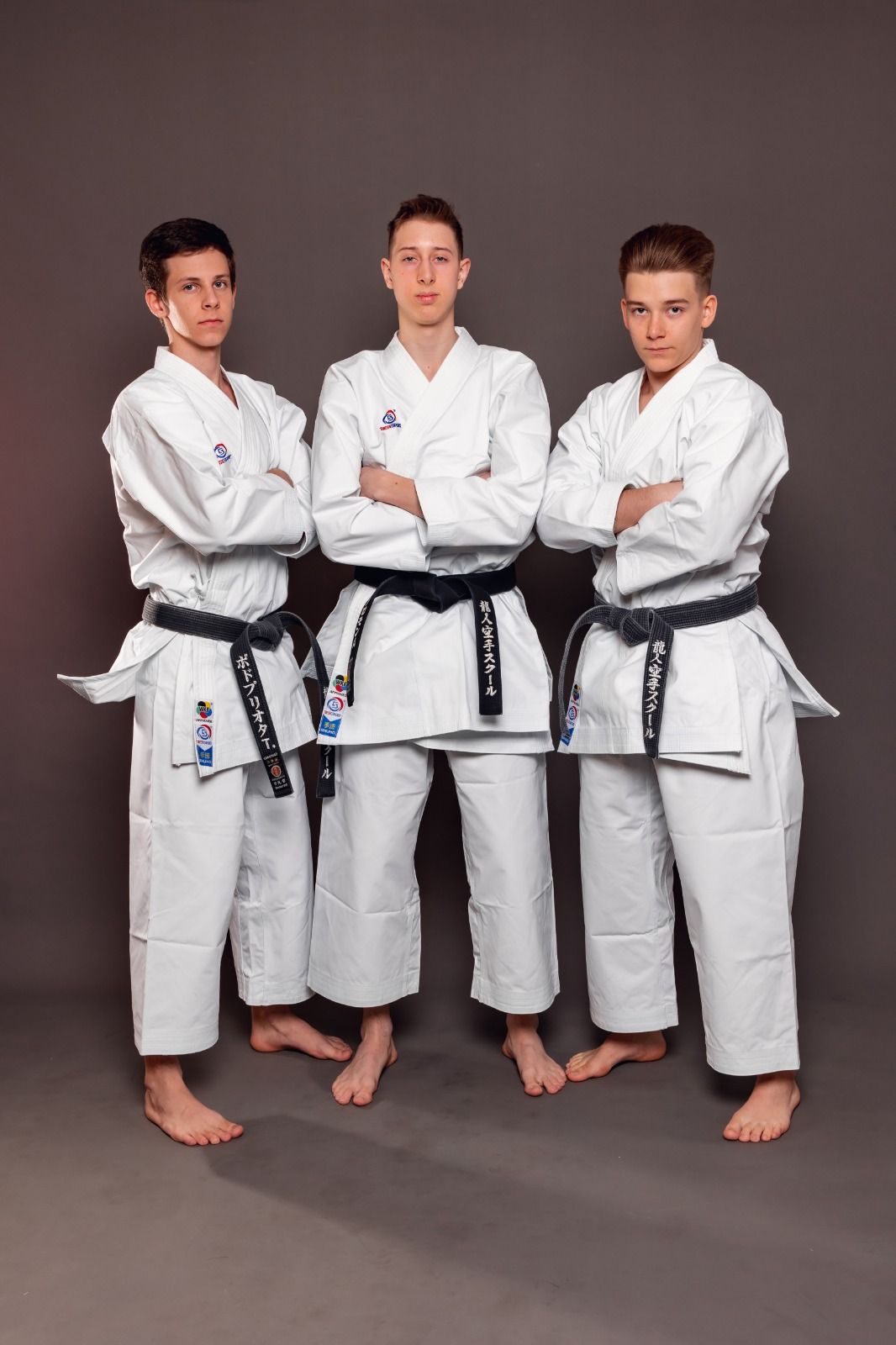 Αθλητές BEST SPORT με karate gi και μαύρες ζώνες